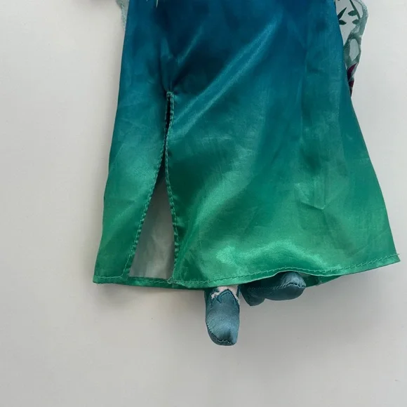 Disney Frozen Anna and Elsa Plush Dolls in Blue and Green Dresses - Picture 7 of 9